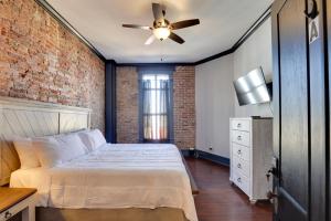 Ένα ή περισσότερα κρεβάτια σε δωμάτιο στο Walk to Museums! Historic Downtown Marshall Apt