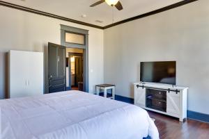 Μια τηλεόραση ή/και κέντρο ψυχαγωγίας στο Walk to Museums! Historic Downtown Marshall Apt