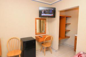 TV a/nebo společenská místnost v ubytování Downtown San Felipe Studio 2 Free WiFi and Cable TV