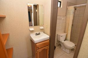 Koupelna v ubytování Downtown San Felipe Studio 2 Free WiFi and Cable TV