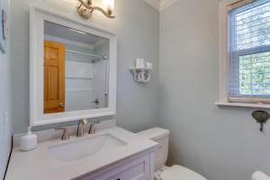 une salle de bain avec un lavabo et un miroir et des toilettes dans l'établissement Serene Pensacola Vacation Rental with Gas Grill, à Pensacola 21 autres photos