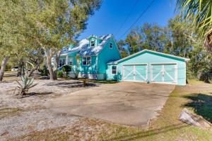 une maison bleue avec un garage blanc dans l'établissement Serene Pensacola Vacation Rental with Gas Grill, à Pensacola