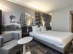 Postel nebo postele na pokoji v ubytování Novotel Duesseldorf Airport
