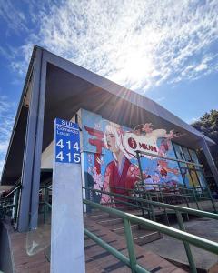 a building with a painting on the side of it at Kit Osaka in Brasilia
