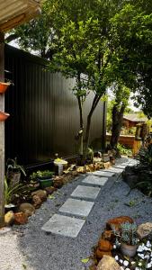 ein Gartenweg mit einem Baum und einem Zaun in der Unterkunft Premium Black 2 in Canela