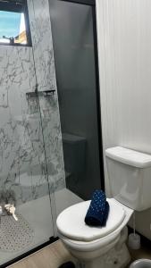 ein Badezimmer mit Toilette und Glasdusche in der Unterkunft Premium Black 2 in Canela