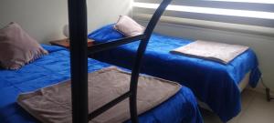 een kamer met 2 bedden en een stapelbed bij Costa Algarrobo Norte in Algarrobo +15 foto's