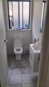 Ένα μπάνιο στο 5 mins to Lake Macquarie, 30 to Hunter Wineries