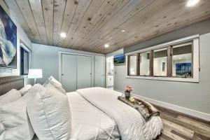 een slaapkamer met een groot bed met een houten plafond bij LUXE 4 Blue Diamond Lake Tahoe Lodge in Stateline +35 foto's
