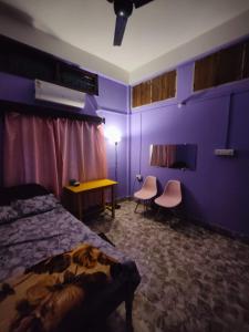 Postel nebo postele na pokoji v ubytování The purple stay