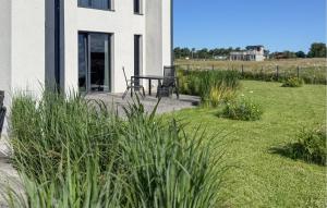 Łokcioweにある2 Bedroom Cozy Home In Lokcioweの隣の庭のテーブルと椅子 +22枚の写真