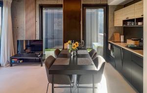 Łokcioweにある2 Bedroom Cozy Home In Lokcioweのキッチン(ダイニングテーブル、椅子、テーブル付)