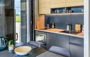 Łokcioweにある2 Bedroom Cozy Home In Lokcioweのキッチン(シンク、カウンター、ボウル付)