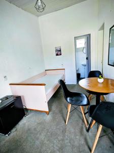 a room with a desk and a table and chairs at Cantinho da Nonna in Morretes