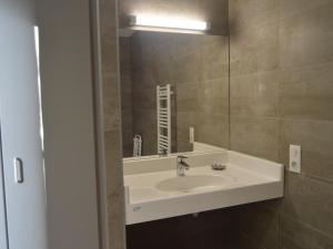 een badkamer met een wastafel en een spiegel bij Studio écorénové à Lingé avec terrasse et parking, accès mobilité réduite - FR-1-591-189 in Lingé