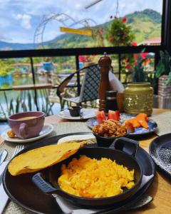 ハルディンにあるHotel Lago Valdiviaのテーブルの上に食べ物の皿が置かれたテーブル