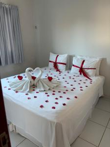 Una cama o camas en una habitación de Pousada Lessence By Solarium