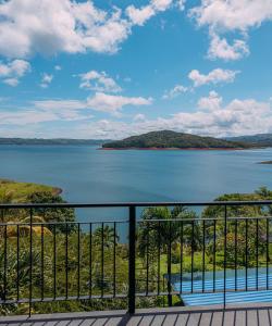 Fotografie z fotogalerie ubytování Tinajas Arenal Lakefront Lodge v destinaci Nuevo Arenal