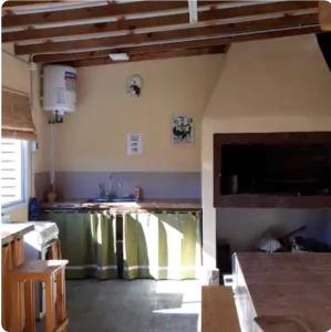 eine Küche mit Spüle und Arbeitsplatte in der Unterkunft Cabañitas surf bruskas in Miramar