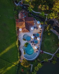 ハルディンにあるHotel Lago Valdiviaのスイミングプール付きのリゾートのオーバーヘッドビュー