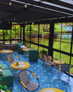 a restaurant with tables and chairs on a patio at Hotel Lago Valdivia in Jardin