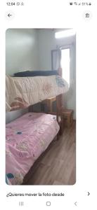 ein Schlafzimmer mit einem Etagenbett mit rosa Laken in der Unterkunft Cabañitas surf bruskas in Miramar
