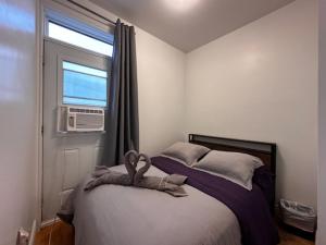 ein Schlafzimmer mit einem Bett und einem Handtuch darauf in der Unterkunft FULL KITCHEN 10min from DTOWN Room B in Montreal