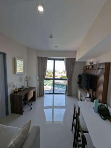 Μια τηλεόραση ή/και κέντρο ψυχαγωγίας στο Cozy 1-BR Condo Unit