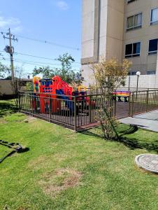 ein Spielplatz mit einem bunten Zug in einem Park in der Unterkunft Apartamento aconchegante in Maringá + 8 Fotos