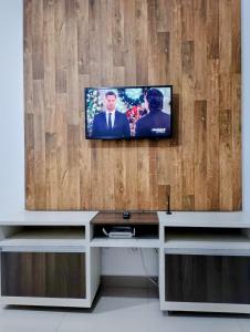 einen Flachbild-TV auf einer Wand in der Unterkunft Apartamento aconchegante in Maringá