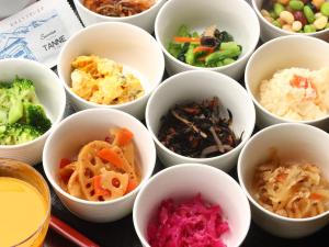 a group of bowls filled with different types of vegetables at Hakuba Tsugaike Sunrise Tanne in Otari