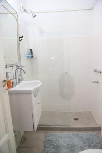 a bathroom with a shower and a sink and a mirror at Escapada Exclusiva en Finca con Viñedos y Olivares Relájate en la Naturaleza con Confort y Encanto in San Rafael +26 photos