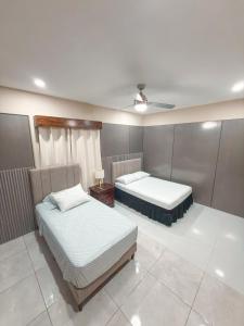 a bedroom with two beds and a ceiling at Casa CAXTUS in Brasilito