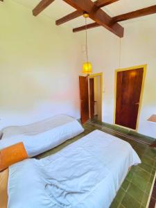 een slaapkamer met twee bedden in een kamer bij Hotel Nuevo Molino in Huerta Grande