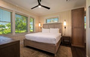 Postel nebo postele na pokoji v ubytování Lodge at Kukuiula