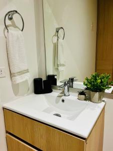 a bathroom with a white sink and a mirror at EIRA TACK by Tack Real Estate in Santa Marta