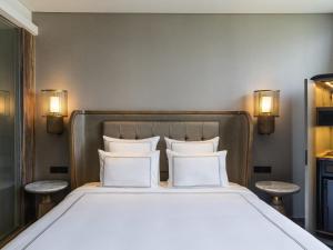 Postel nebo postele na pokoji v ubytování Swissôtel Jakarta PIK Avenue