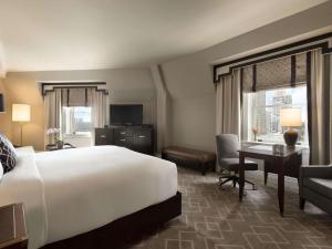 Ένα ή περισσότερα κρεβάτια σε δωμάτιο στο Fairmont Hotel Macdonald