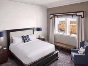 Ένα ή περισσότερα κρεβάτια σε δωμάτιο στο Fairmont Hotel Macdonald +139 φωτογραφίες