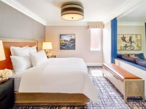 贾斯珀费尔蒙特贾斯珀朴度假村的卧室里有一张白色的大床和一张沙发