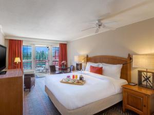 贾斯珀费尔蒙特贾斯珀朴度假村的一间酒店房间，房间里有一张床，床上放着一盘食物 更多241张照片