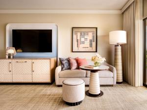 TV a/nebo společenská místnost v ubytování Fairmont Orchid