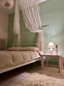 Giường trong phòng chung tại Roseberry luxury apartment