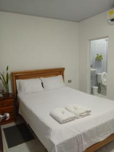 a bedroom with a bed with two towels on it at Casa Isabel in Santa Cruz de Mompox