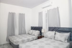 a bedroom with two beds and a couch at Coco Cabana en Playa San Diego in San Diego +22 photos