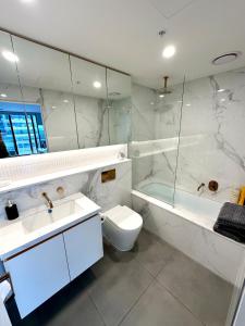 Ένα μπάνιο στο Bright Apt in Box Hill with views near station, shop, hospital