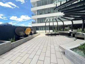 Φωτογραφία από το άλμπουμ του Bright Apt in Box Hill with views near station, shop, hospital σε Box Hill