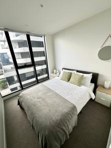 Ένα ή περισσότερα κρεβάτια σε δωμάτιο στο Bright Apt in Box Hill with views near station, shop, hospital +23 φωτογραφίες