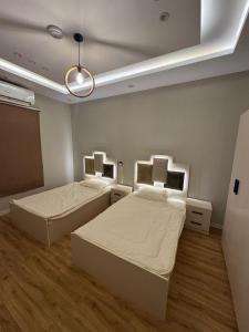 Postel nebo postele na pokoji v ubytování شقق ندى + 9 fotografií