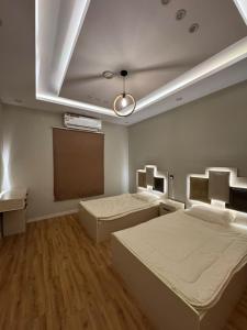 Postel nebo postele na pokoji v ubytování شقق ندى